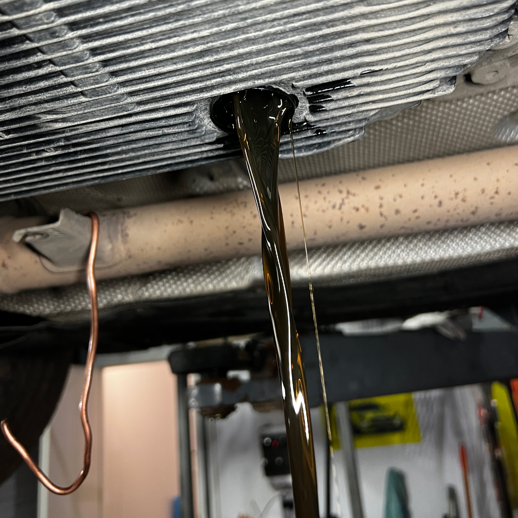 Откручиваем сливную пробку и сливаем масло с поддона