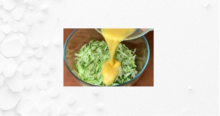 Приготовление омлета с кабачком и сыром на сковороде: шаг 4