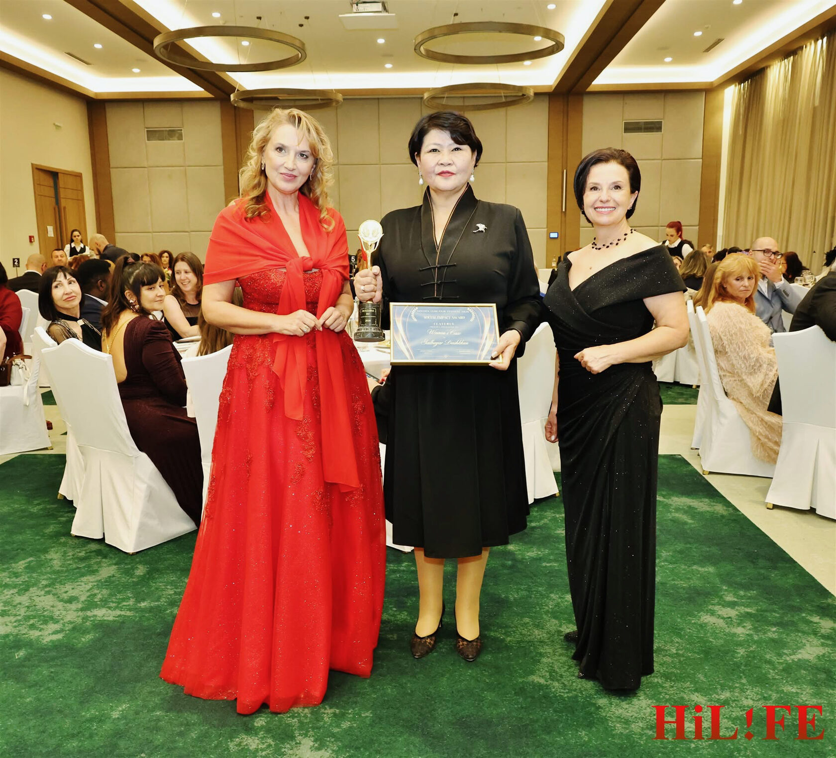 Анелия Костадинова и Мария Амзина позират за снимка с наградена дама на Golden Femi Film Festival 2026 