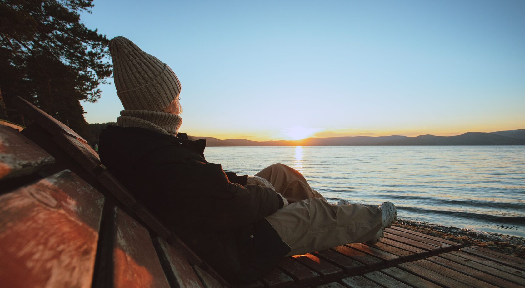 девушка смотрит на озеро Тургояк