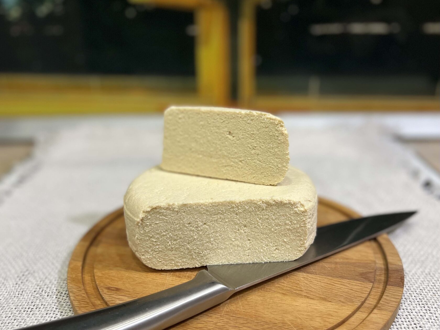 Cheese school. Необычный сыр. Чеддер. Пивной сыр сыр. Сыр твердый.