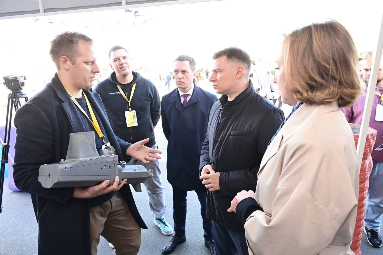 Главный конструктор Лерто, Арви Уймонен, демонстрирует экструдер Минпромторгу