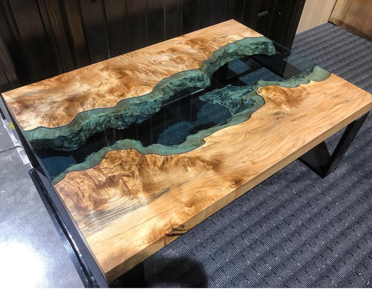стол с рекой из эпоксидной