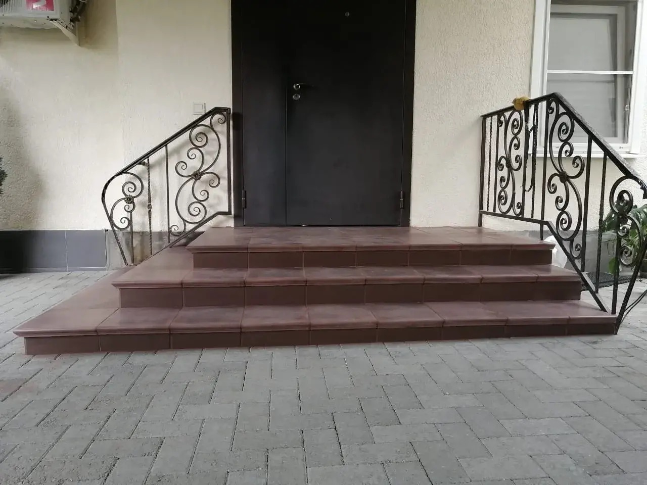 Крыльцо с коваными перилами