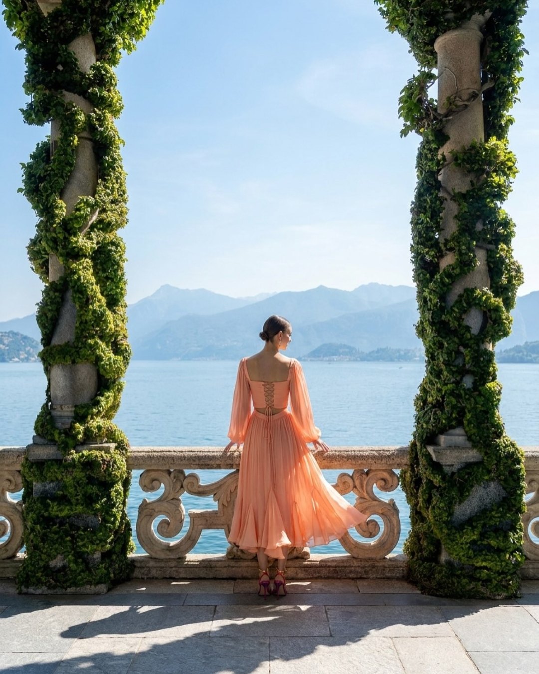 Actualee Primavera-Estate 2026: abito in chiffon pesca con maniche ampie, sul lago