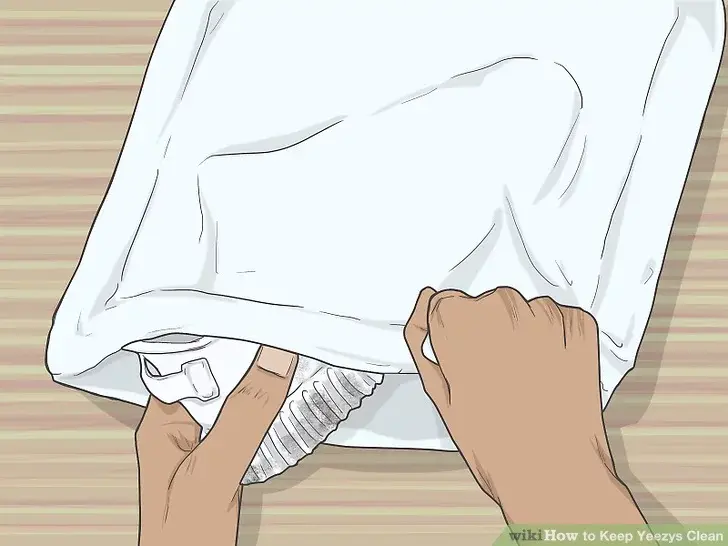 Yeezy как стирать - положите пары в наволочки