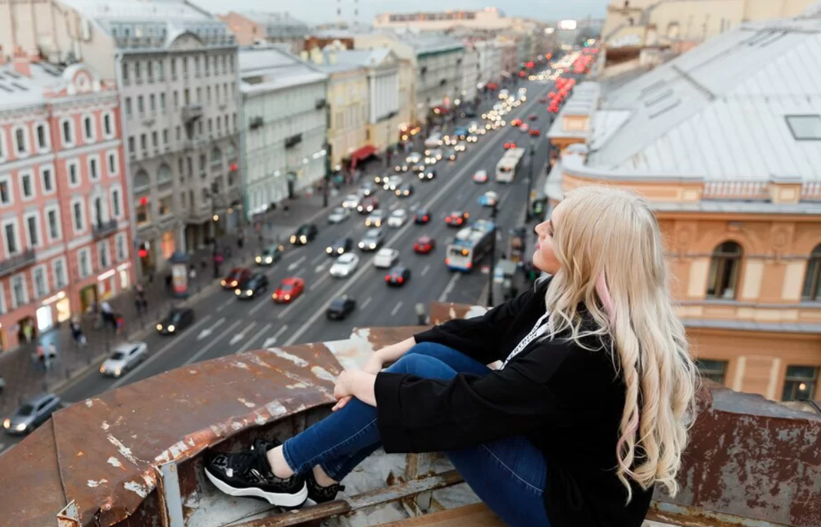 Девушка санкт петербурге спб. Фотосессия прогулка по Питеру. Фотосессия на крыше. Прогулка по крышам Питера.