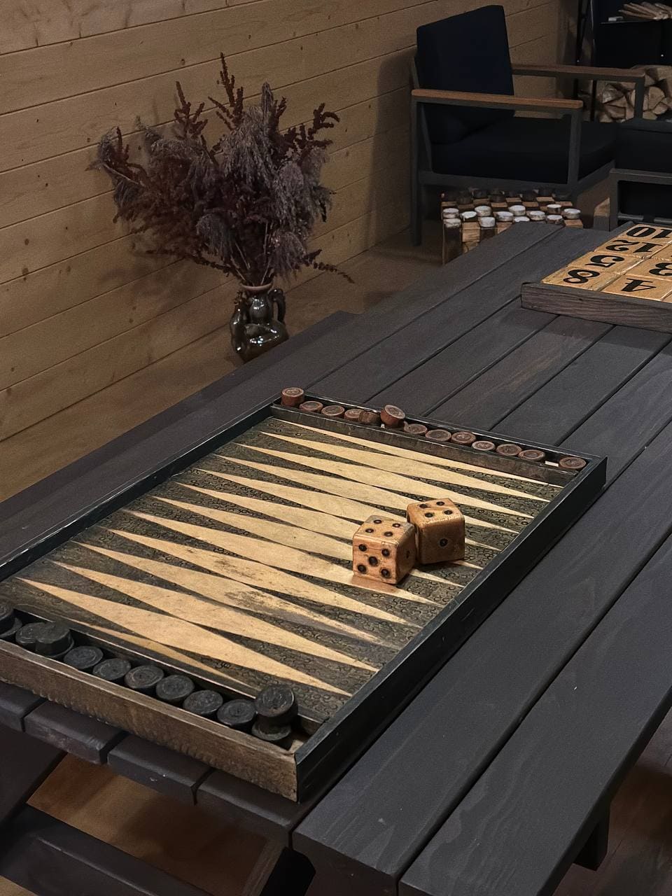 Настольные игры на отдыхе за городом всей семьей в глэмпинге Под кронами