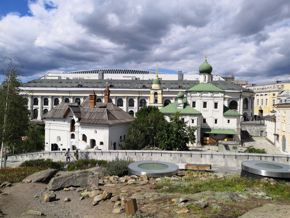 Варварка с холма Зарядья. Слева — старый английский двор