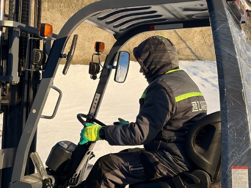 Сотрудник ZAREFF на транспортере