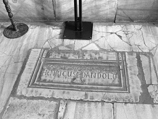Могильная плита Энрико Дандоло в соборе Святой Софии в Стамбуле
