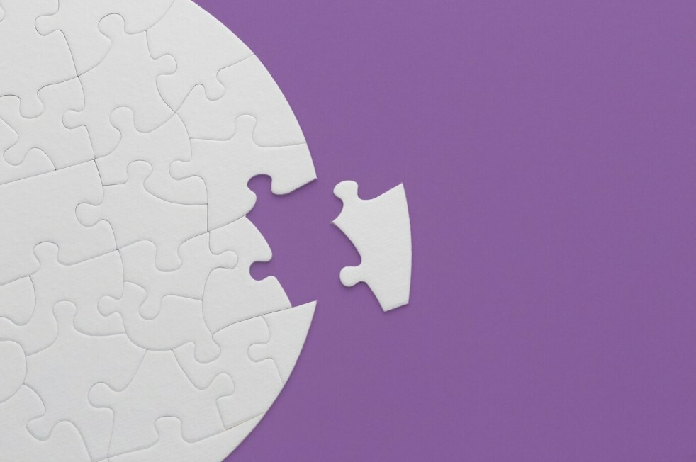 Белые пазлы на фиолетовом фоне