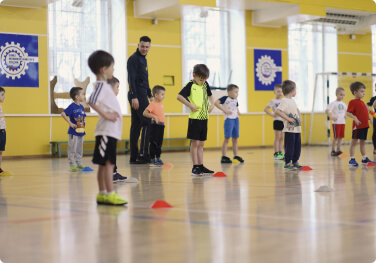 тренировка детей в спортивном зале