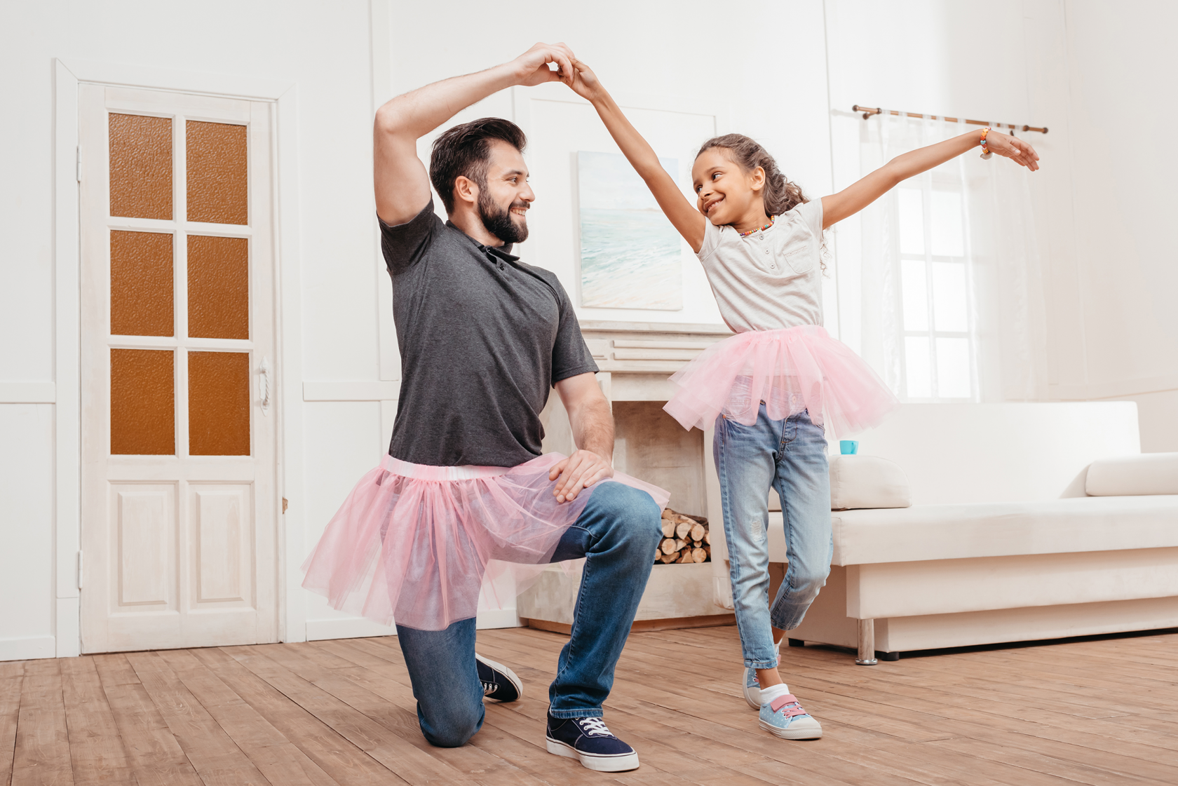 Танец кто у папы с мамой. Родители и дети танцуют. Танцы дети и взрослые. Папа танцует с дочкой. Родитель ребенок танец.