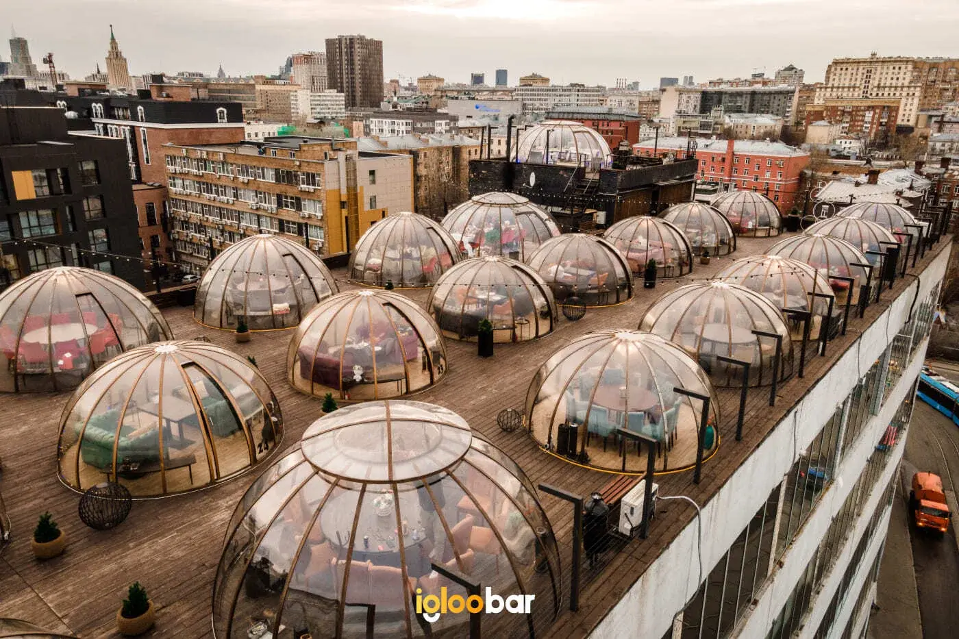 Несколько прозрачных иглу на общей террасе над Москвой