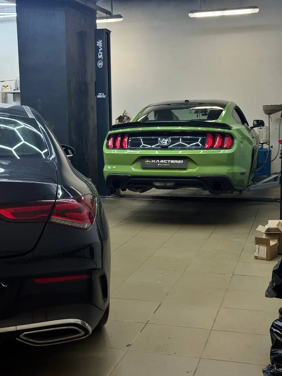 Зелёный Ford Mustang в ремзоне