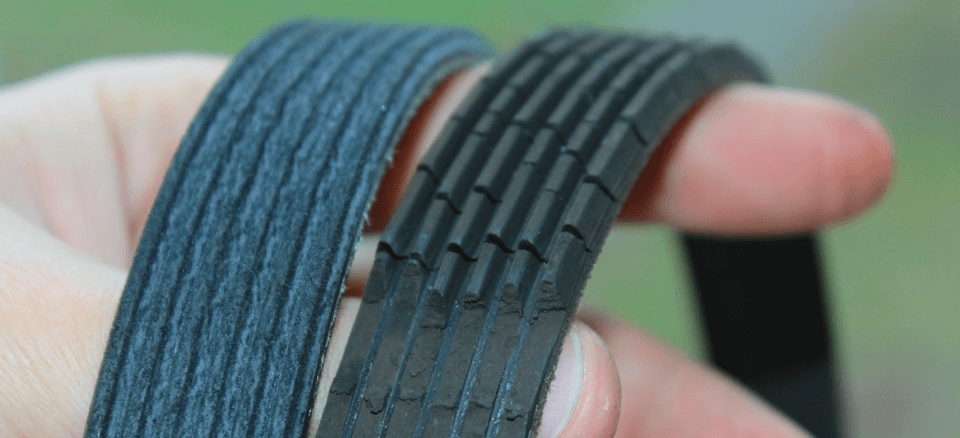 Слева - новый ремень, справа - с вырванными частями беговых дорожек