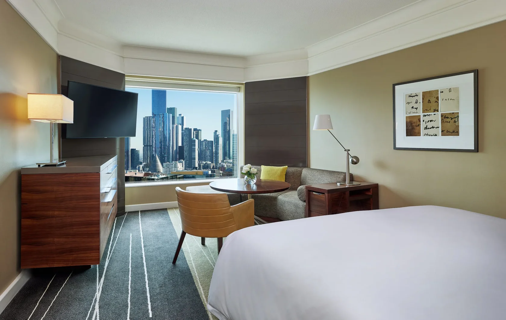 Номер Grand King с панорамным окном и видом на небоскрёбы Мельбурна, Grand Hyatt Melbourne