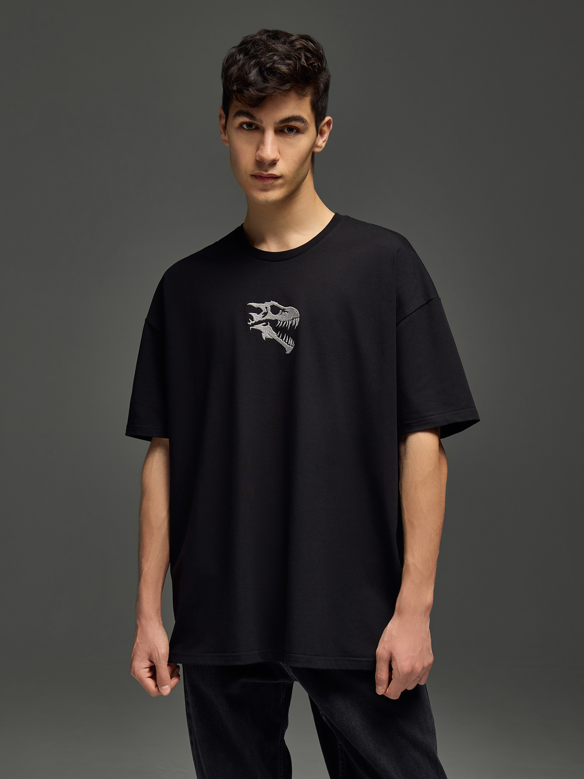 черная футболка на модели мужчине фотосъемка