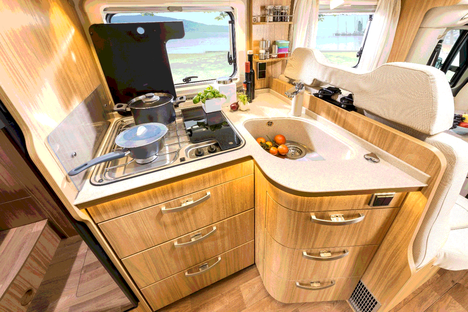 угловая кухонная зона в жилом модуле