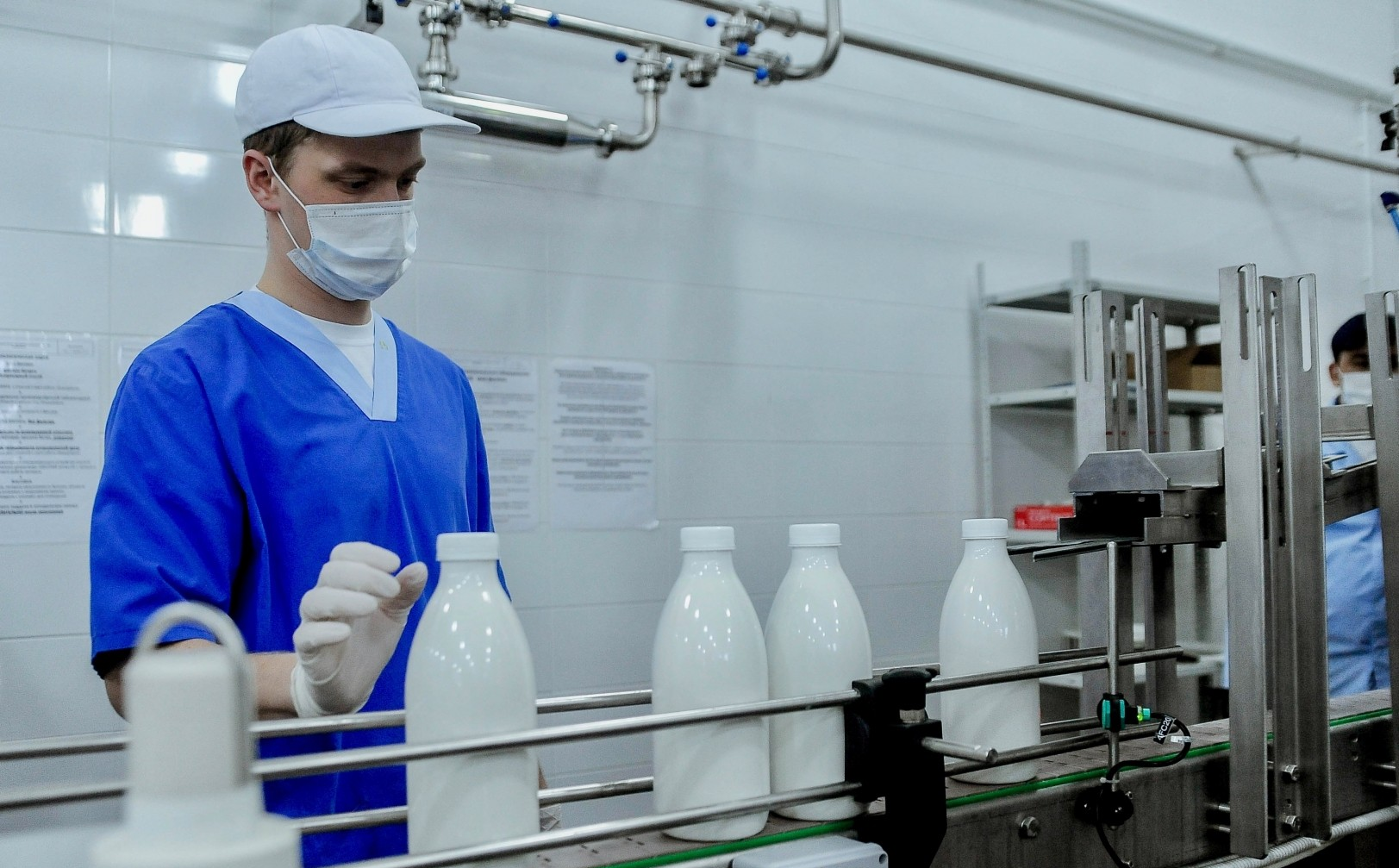 Профессия технолога производства. Технолог молока и молочной продукции. Цех пищевого производства. Завод молочных продуктов. Молочной промышленности.
