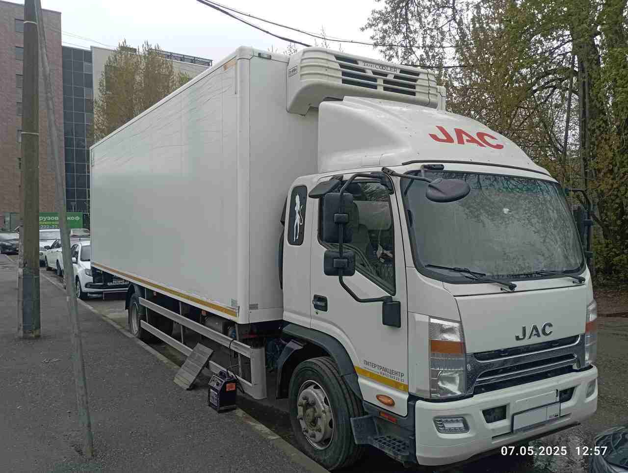 Запустили двигатель, прикурили аккумулятор на грузовике JAC, на проспекте Энергетиков в Красногвардейском районе Санкт-Петербурга