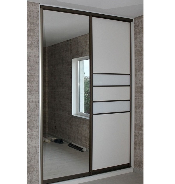 Белый встроенный шкаф купе Зеркало ЛДСП