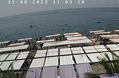 Веб камеры лазаревское пляж реального времени. Лазаревское камеры. Большие камнр в Лазаревском море.