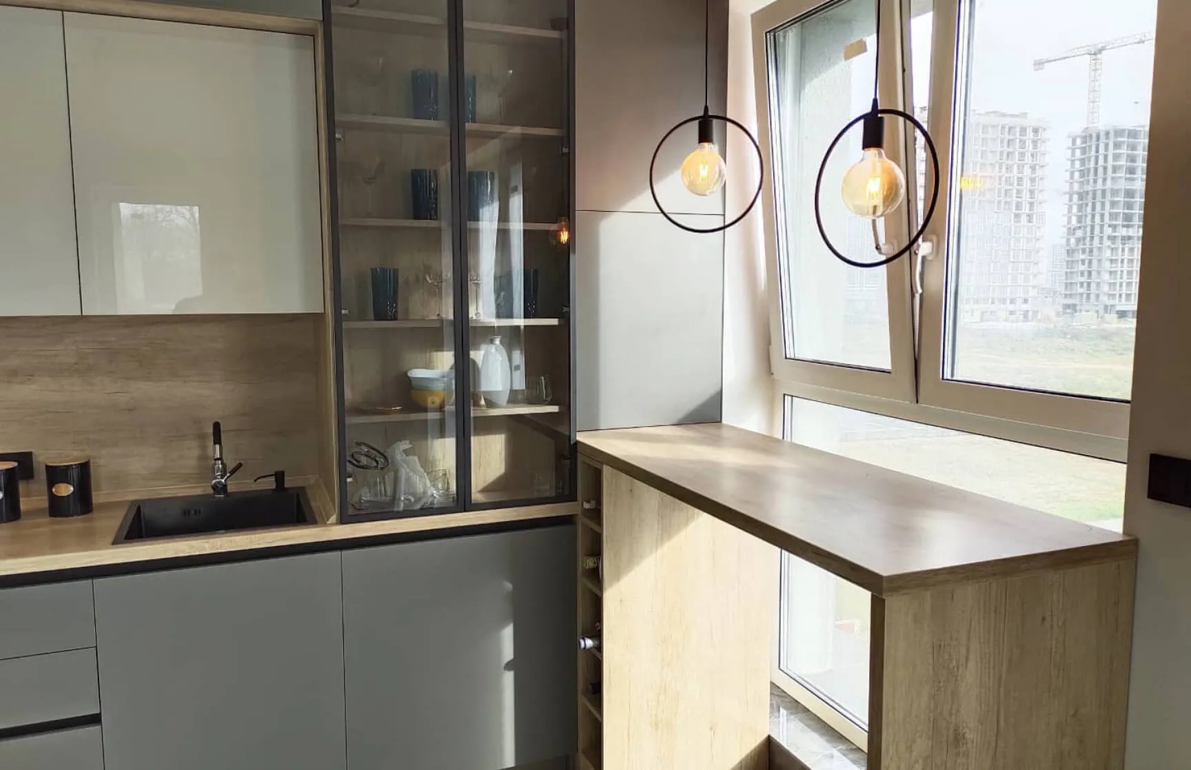 Кухня на заказ в современном стиле: пластик, алюминий и профиль Gola 3