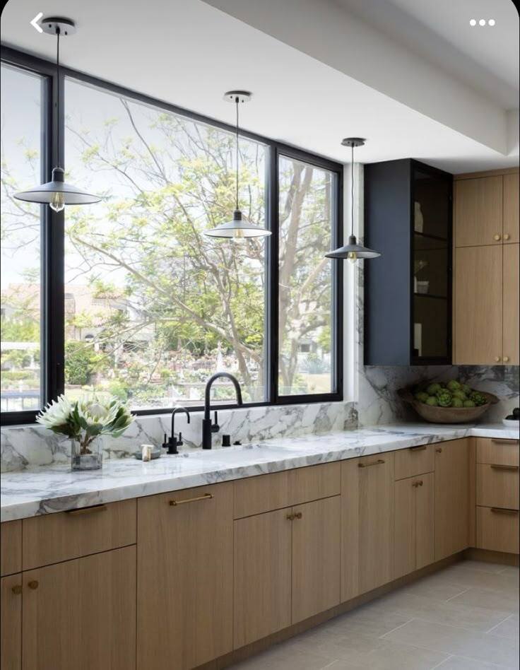 Кухня с мойкой у окна