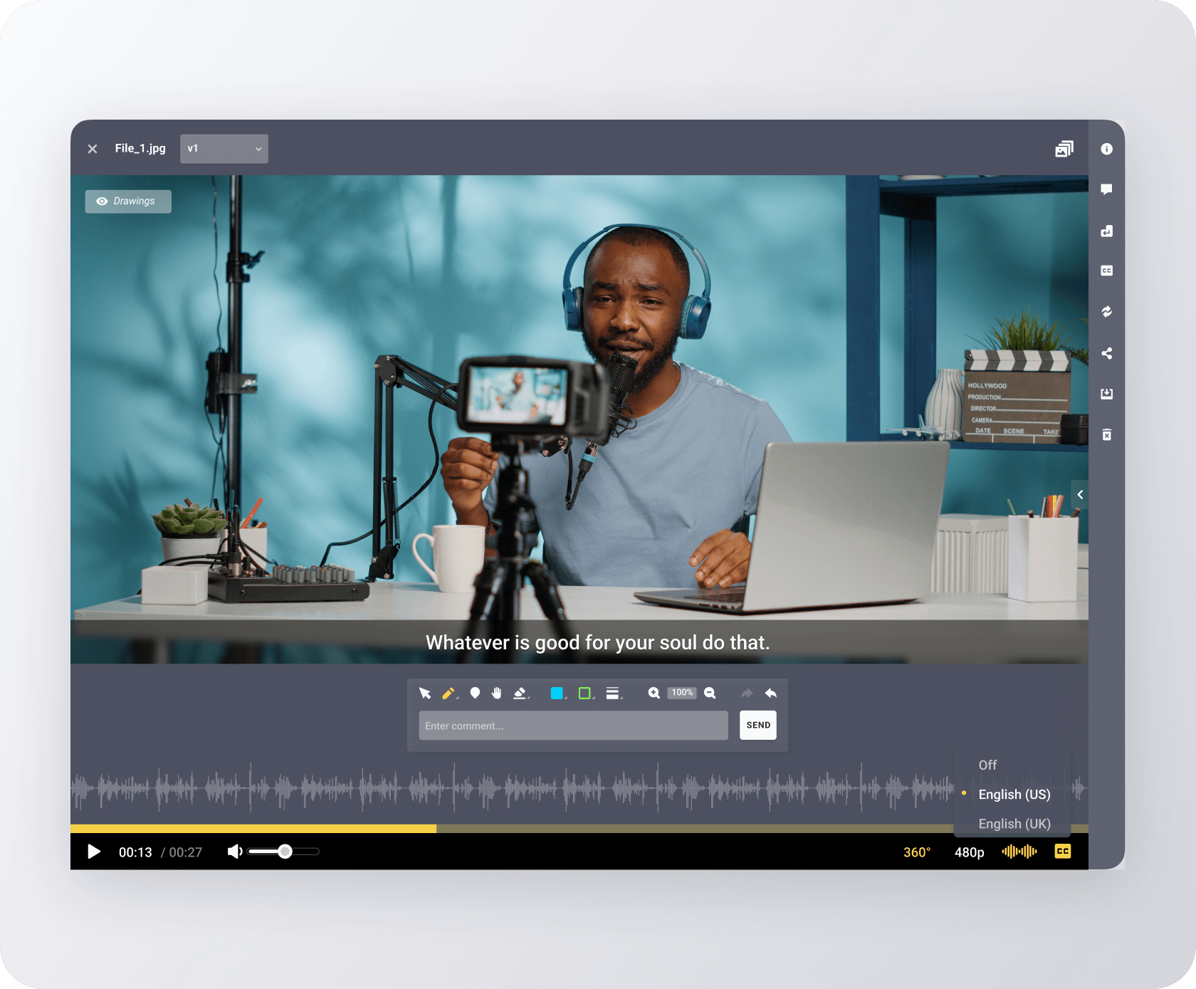 снимает влог
