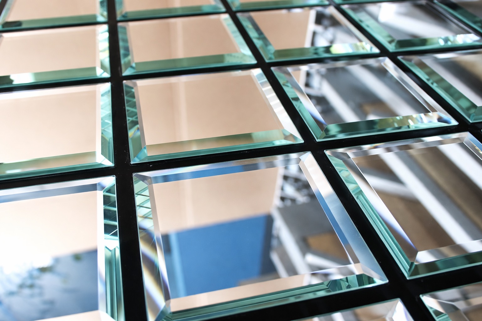 Виды фацета в обработке стекла в Калининграде: эстетика и функции