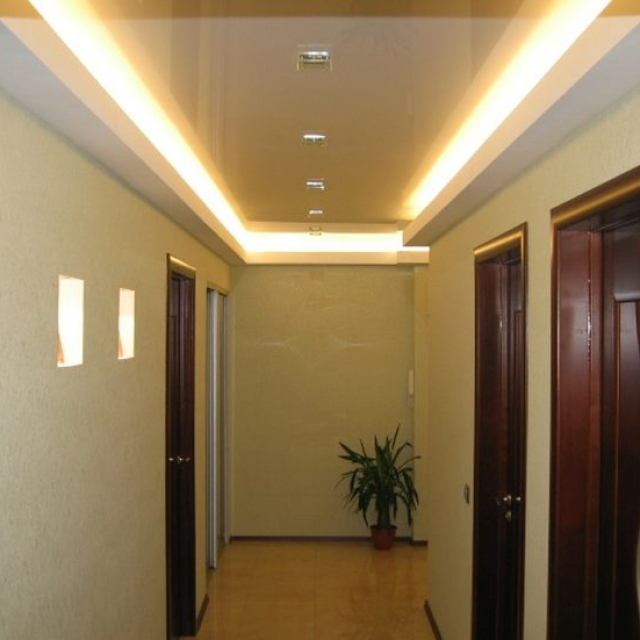 Матовый потолок в гостиной