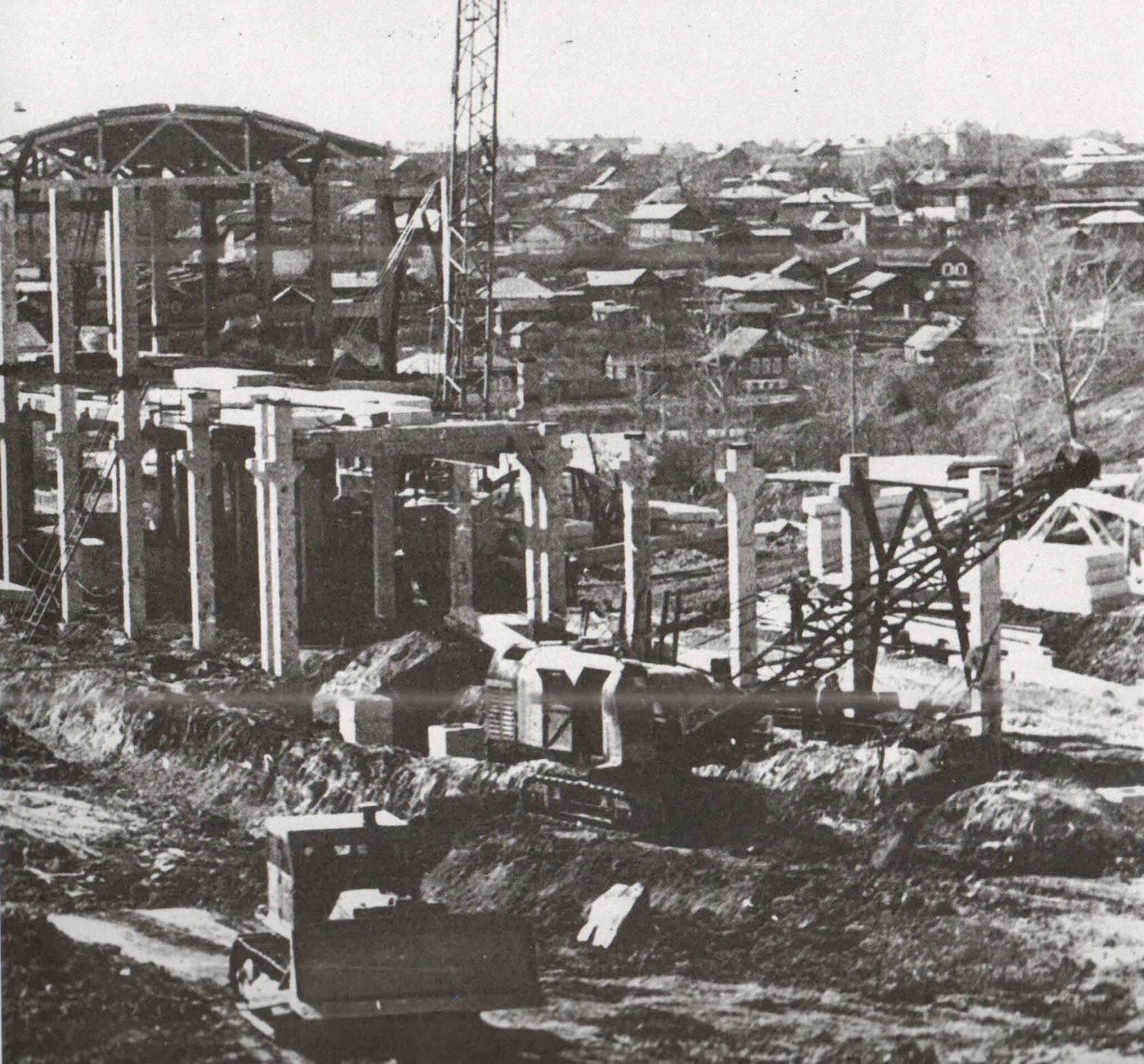 На строительной площадке завода. 1970-1980-е гг.