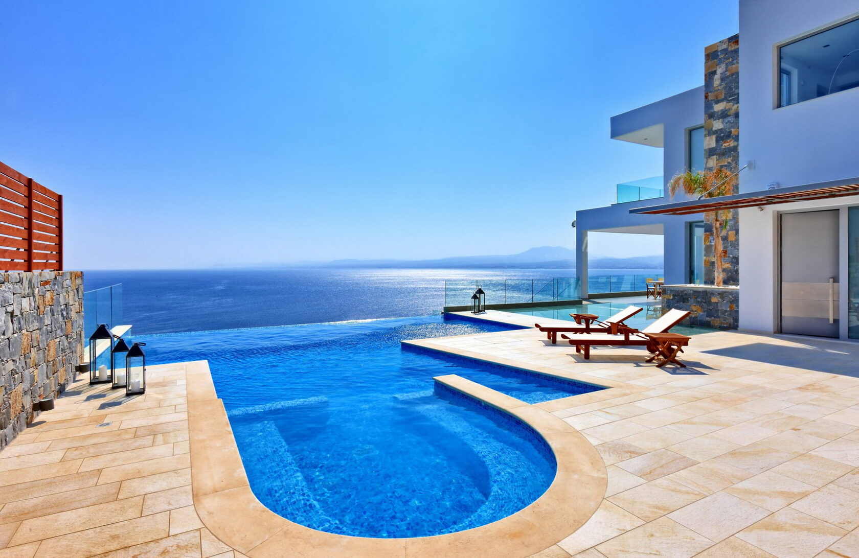Дом с бассейном и видом на море