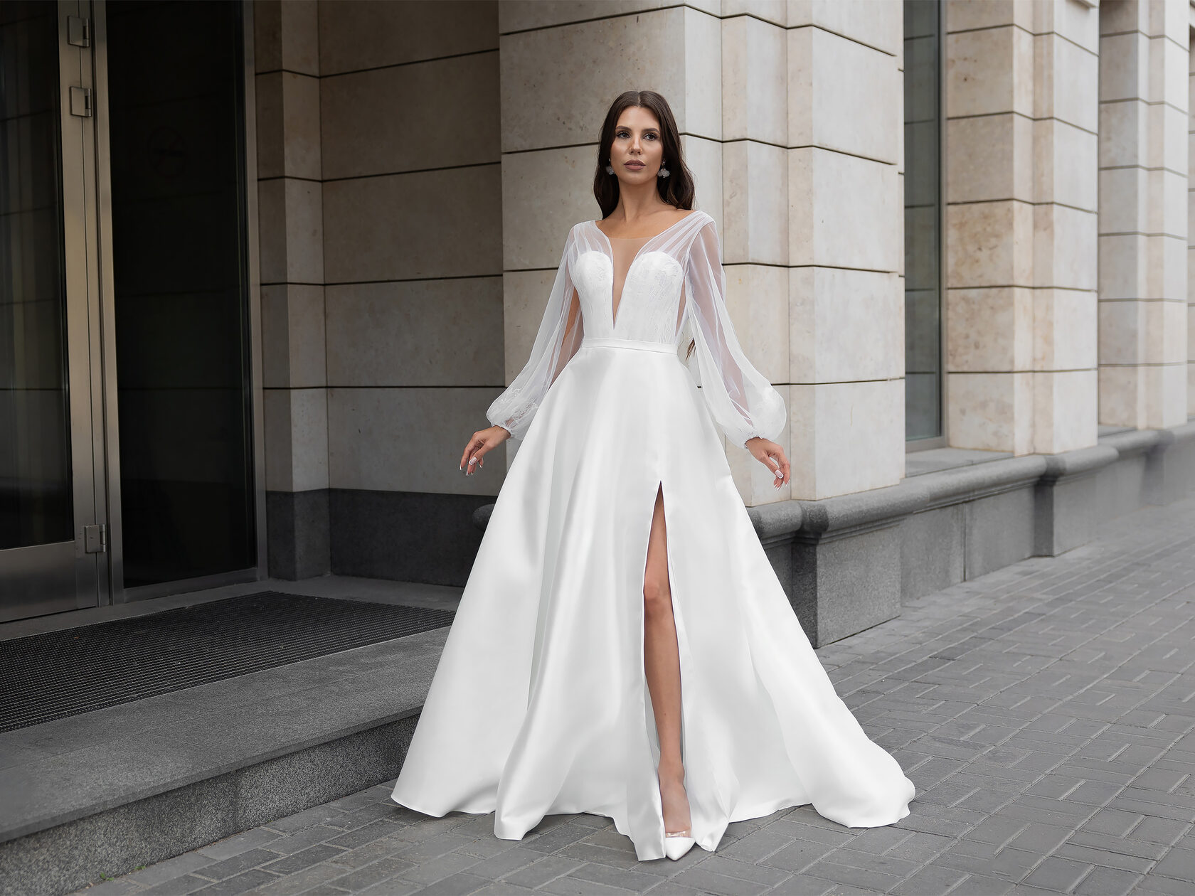 Свадебное платье атласное с разрезом на ноге Ростов-на-Дону