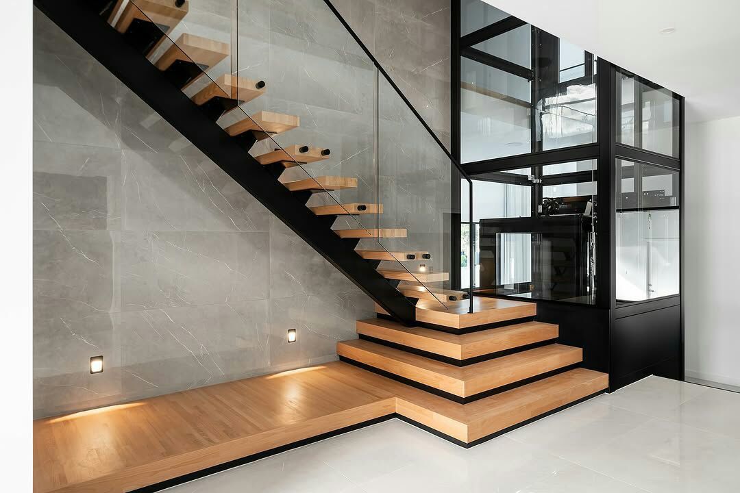 Лестница Монокосоур — открытого типа с подиумными ступенями