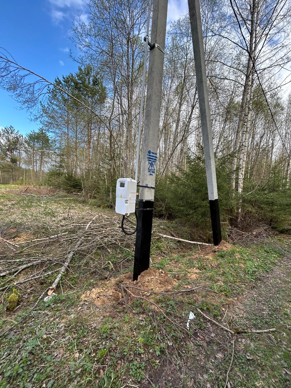 Опора линии электропередачи с распределительным шкафом на участке в Ярославской области