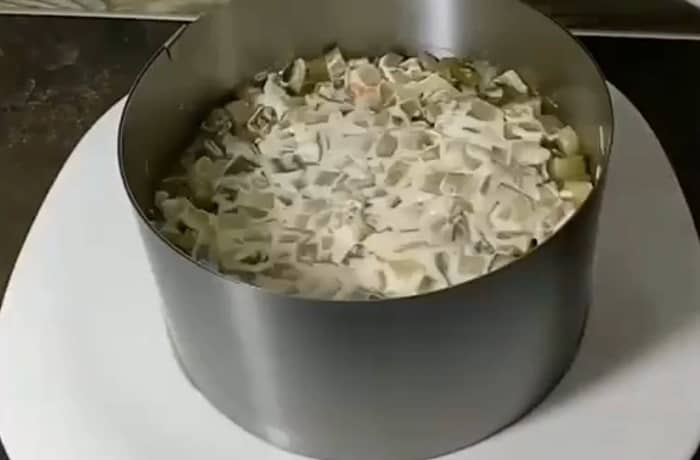 Приготовление слоёного салата со шпротами и свеклой: шаг 6