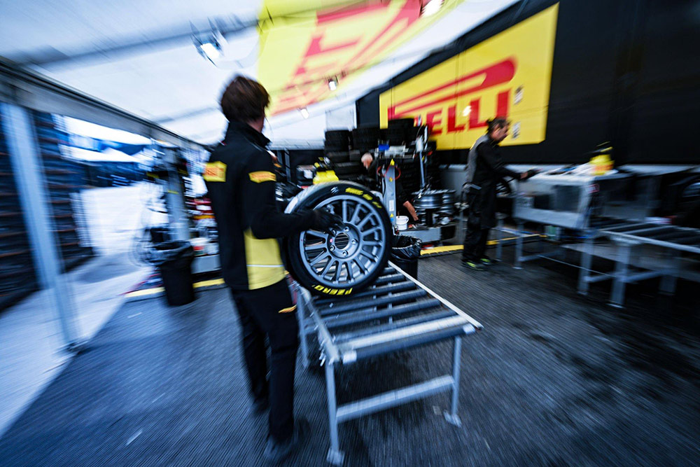 Инженеры Pirelli в сервис-парке Центральноевропейского ралли 2023/Фото: NurPhoto / Getty Images
