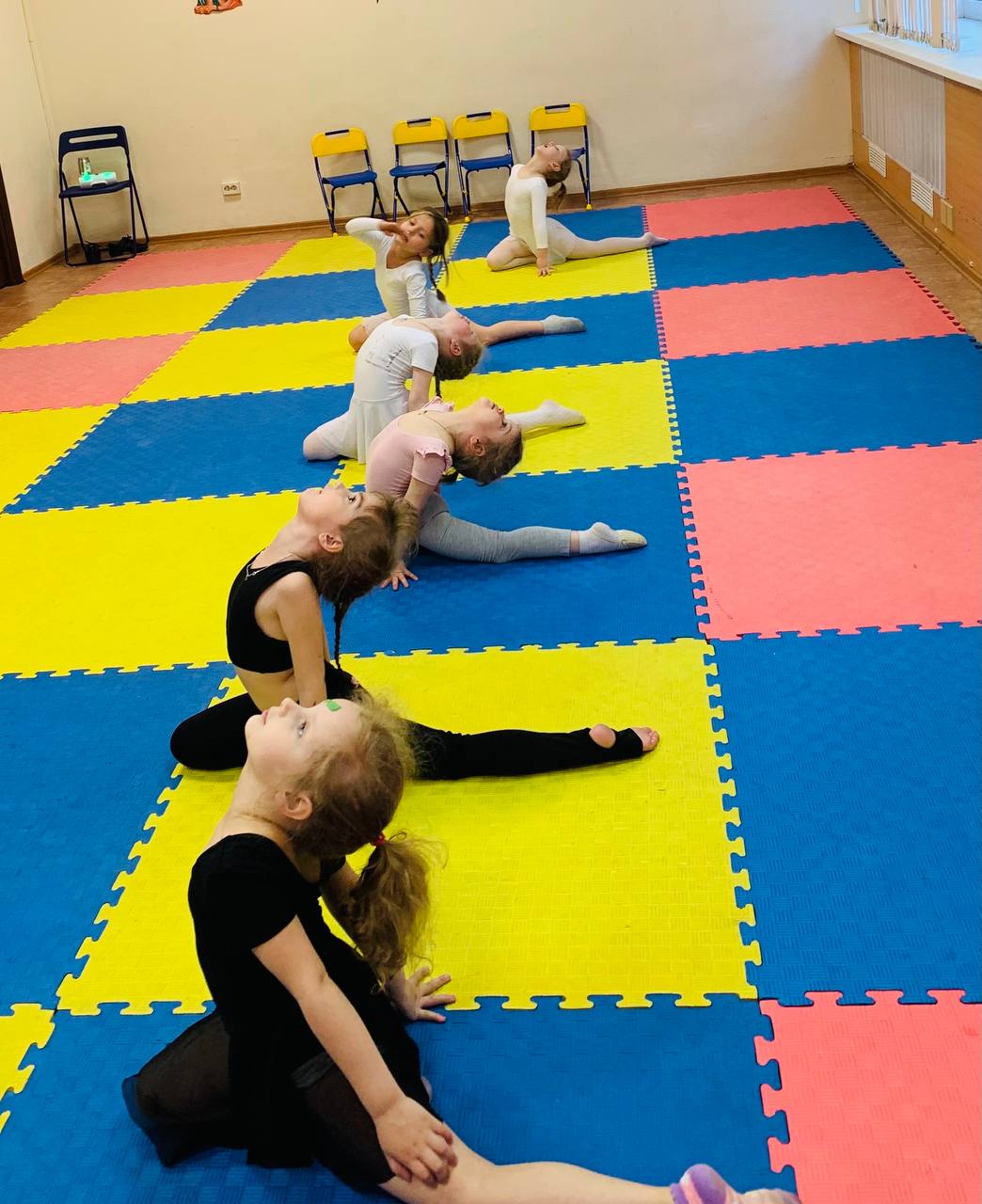 Занятие девочек гимнастикой в зале - фото