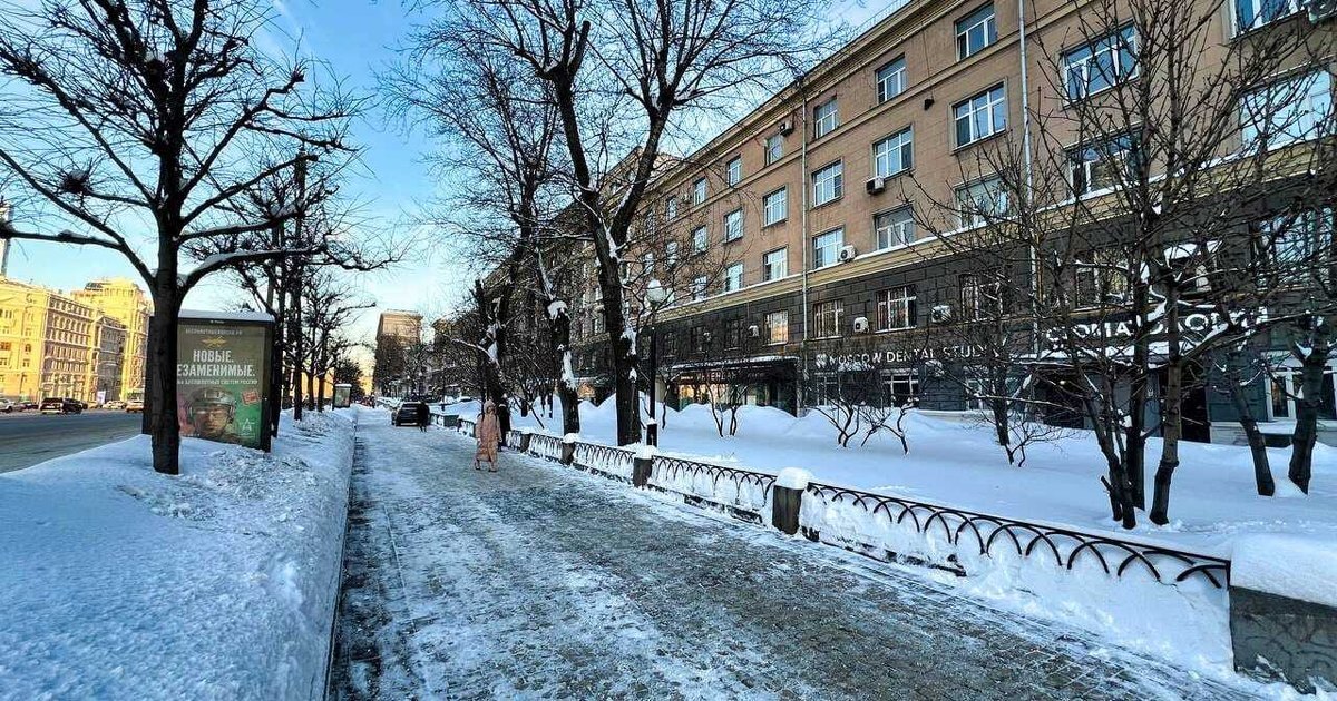 Первая линия Кутузовского проспекта зимой жилые дома с помещениями стрит-ритейла на первых этажах