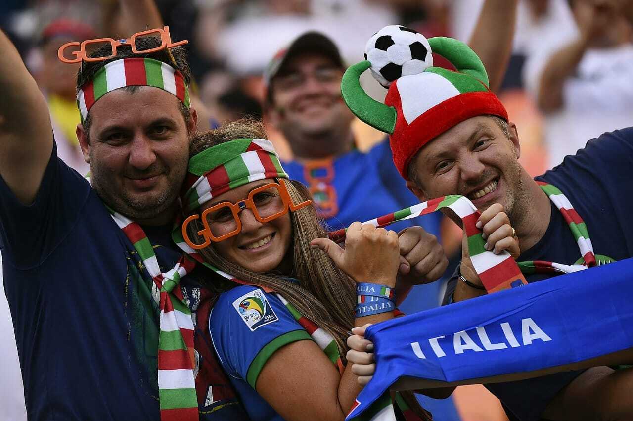 Italy world cup. Болельщицы сборной Италии. Болельщицы сборной Италии по футболу. ЧМ 2006 болельщики Италии. Фанаты сборной Италии.