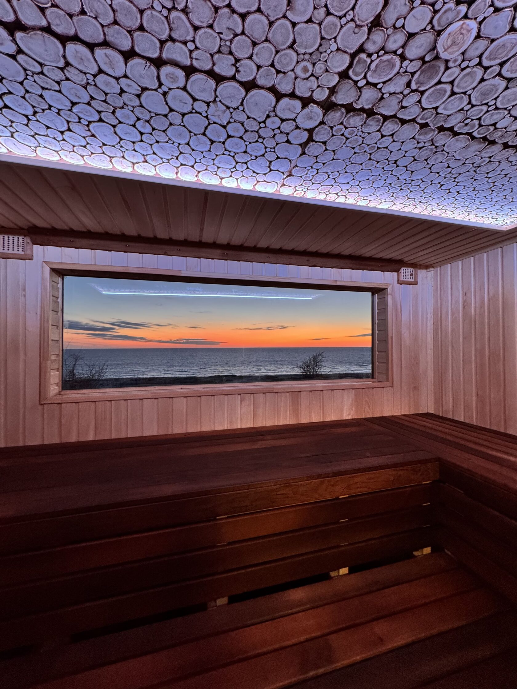 Сауна AmoreBeach с панорамным окном и видом на Балтийское море