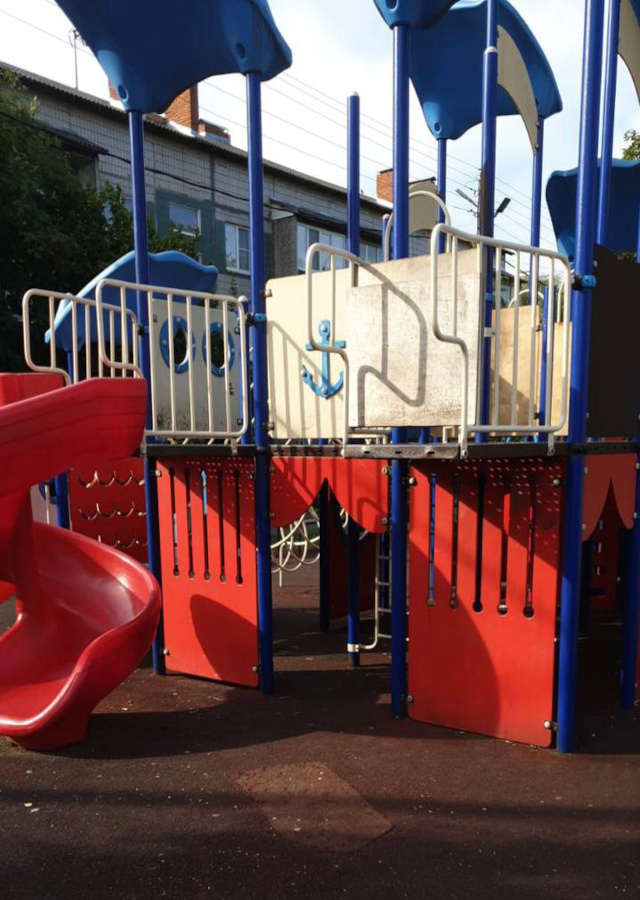 Сломанная детская площадка