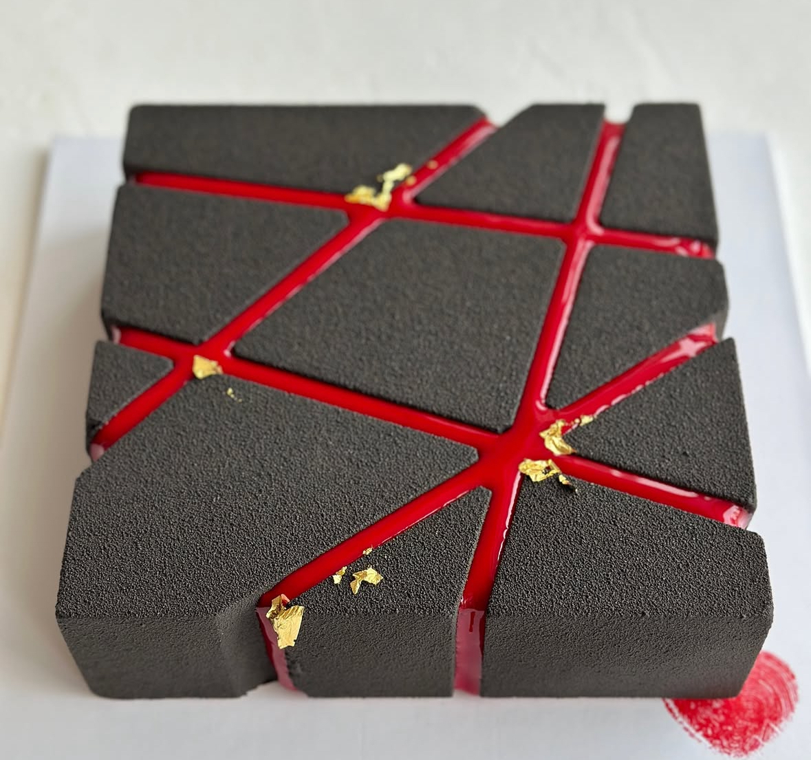 EN: 2025 cake design trends – modern mousse cakes with minimalist and 3D decoration styles AR: صيحات تصميم الكيك 2025 – كيكات موس عصرية بتصاميم بسيطة وثلاثية الأبعاد RU: Тренды оформления тортов 2025 – муссовые торты с минималистичным и 3D-декором