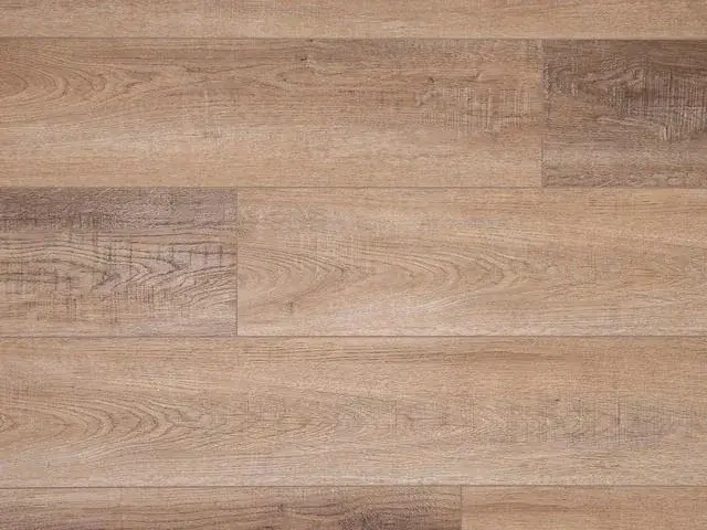 Единое полотно пола в студии для жизни и аренды, практичный SPC или ламинат выдерживает нагрузку в прихожей и кухне и остаётся красивым много лет