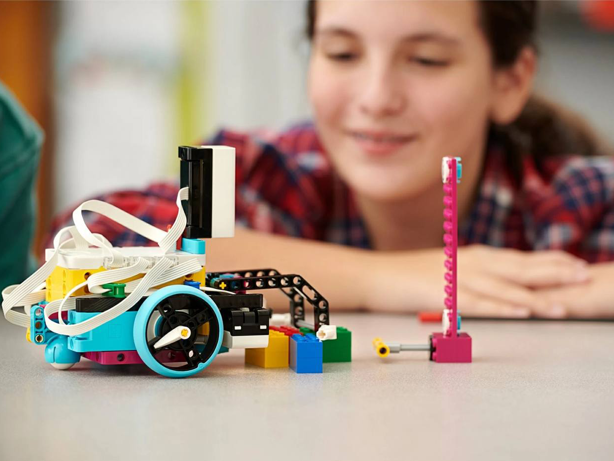 фото парня и девушки на романтическом свидании в публичном месте