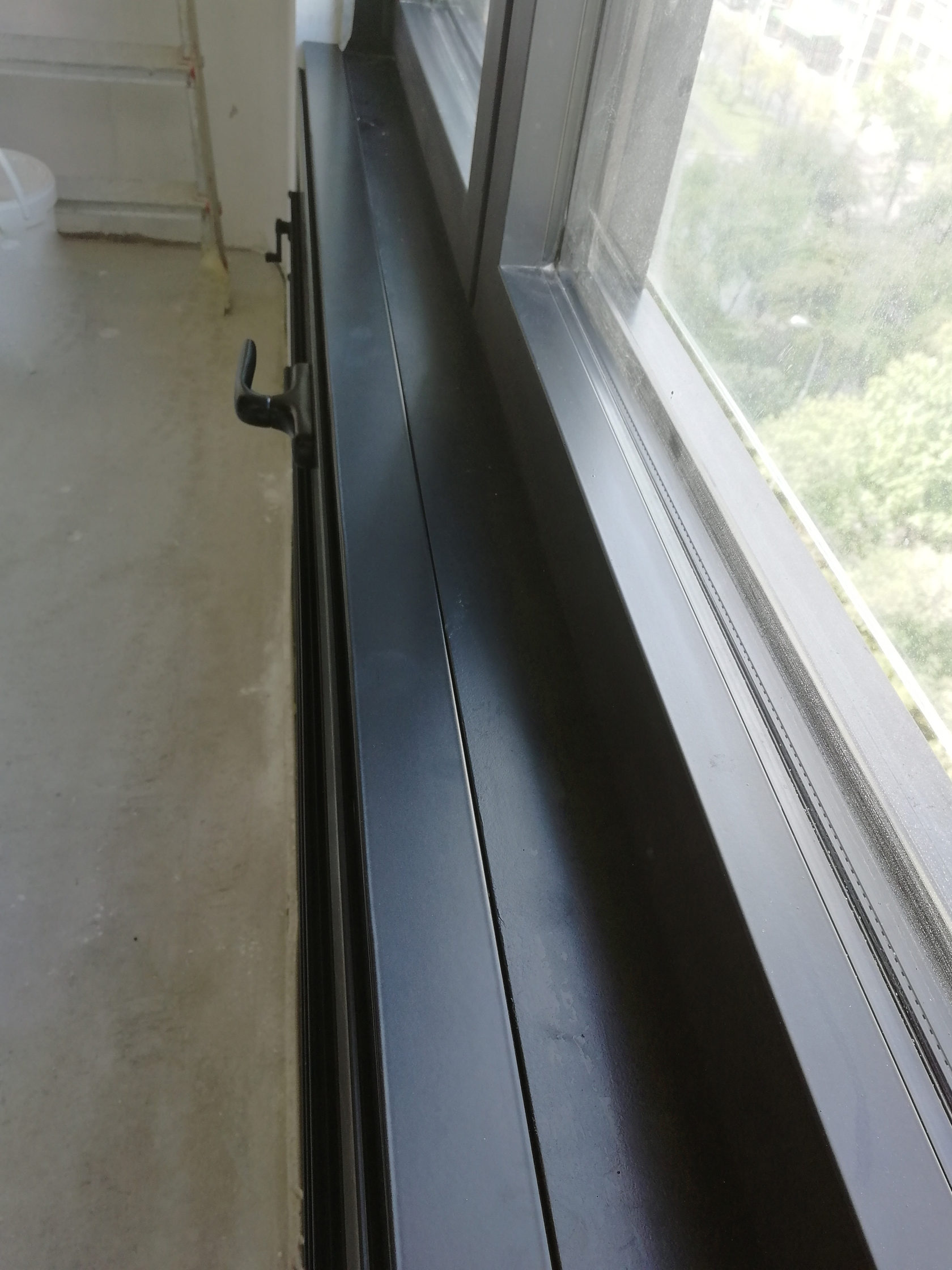 Если внешний блок кондиционера вынесен на балкон, необходимо обеспечить достаточное его охлаждение и проветривание. Установите вентиляционные решетки с регулировкой.