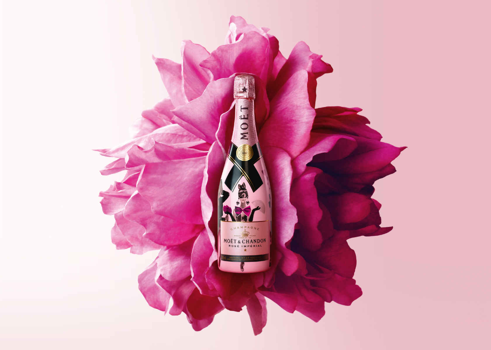 Шампанское мадам Помпадур. Moët Chandon Rose 3. Розовая бутылка шампанского. Розовое шампанское с цветами на бутылке.